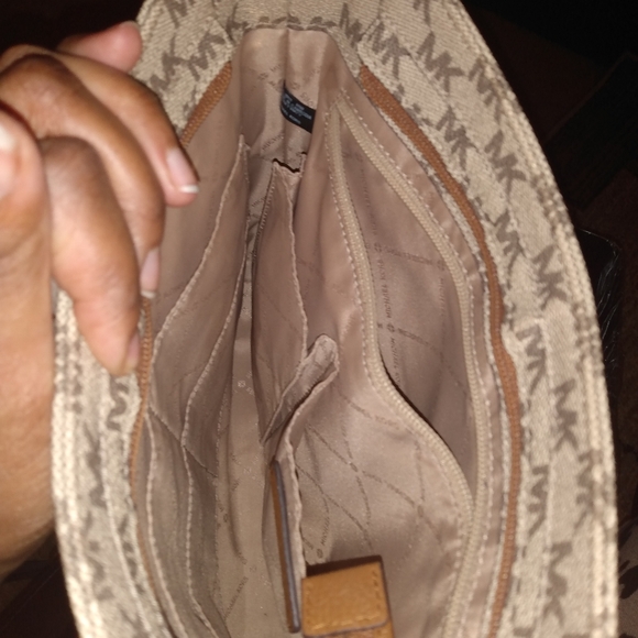 Michael Kors Crossbody 🤎🖤 - Picture 8 of 9